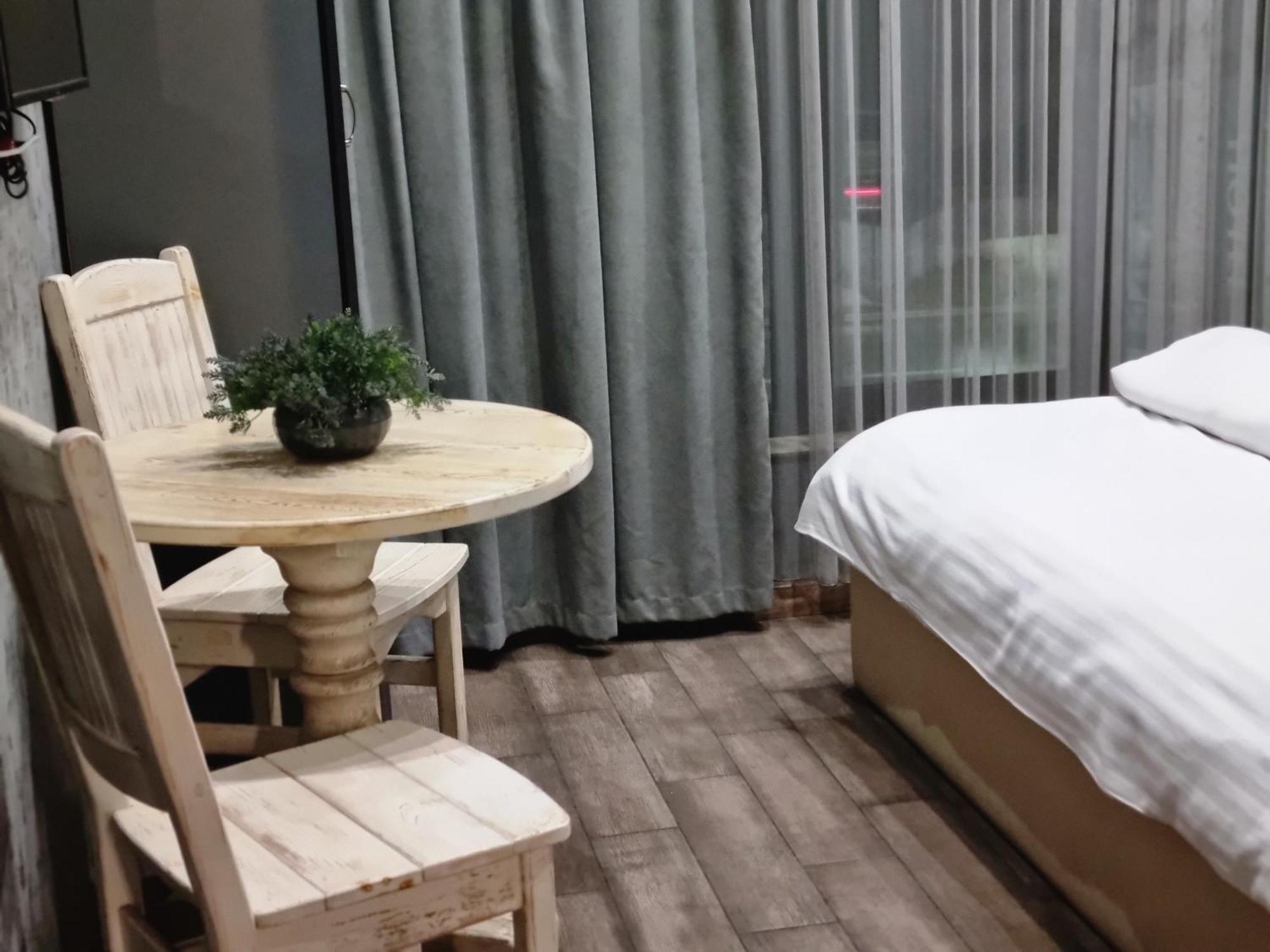 Day Inn Hotel Yerevan Bagian luar foto