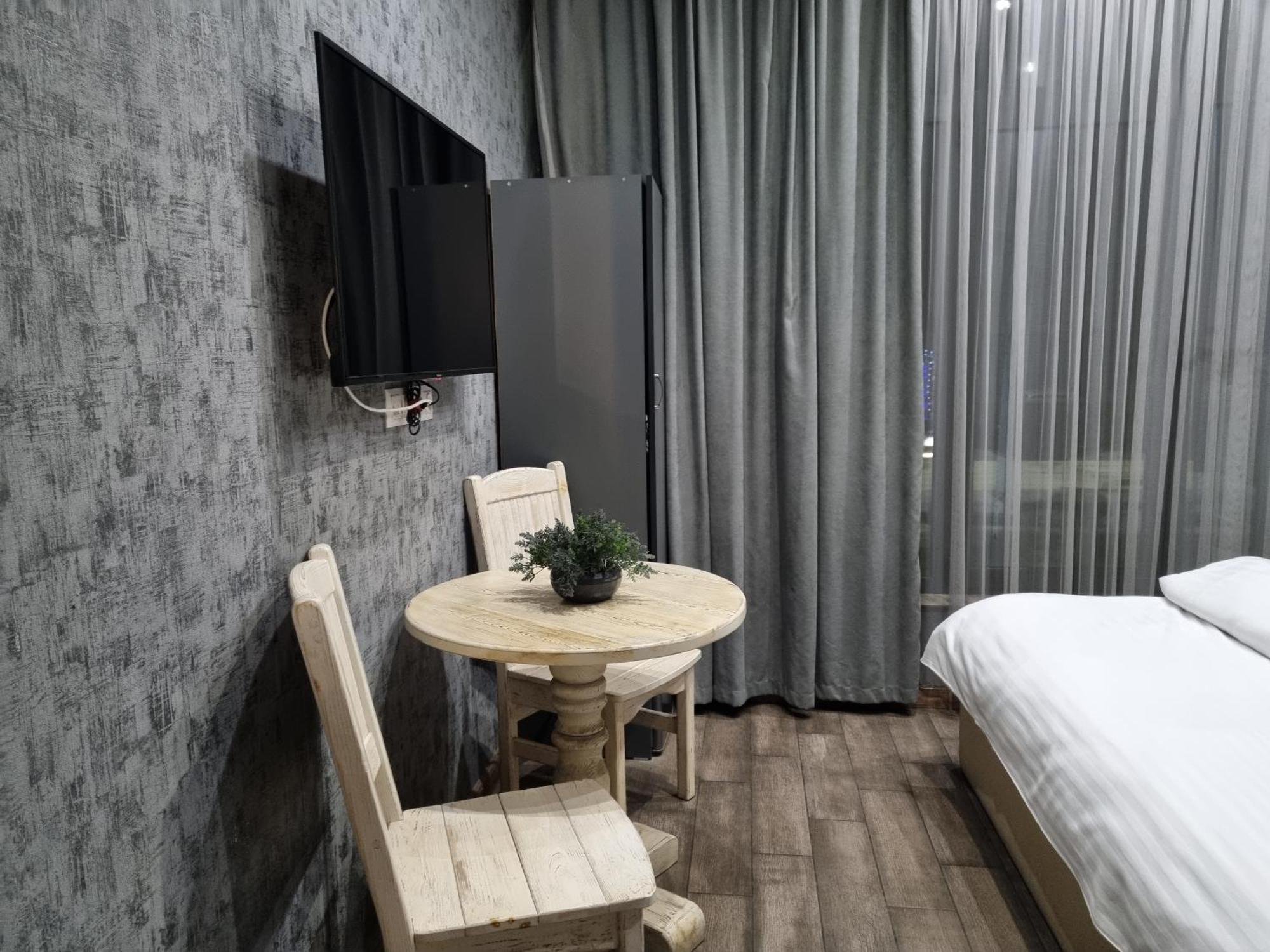 Day Inn Hotel Yerevan Bagian luar foto