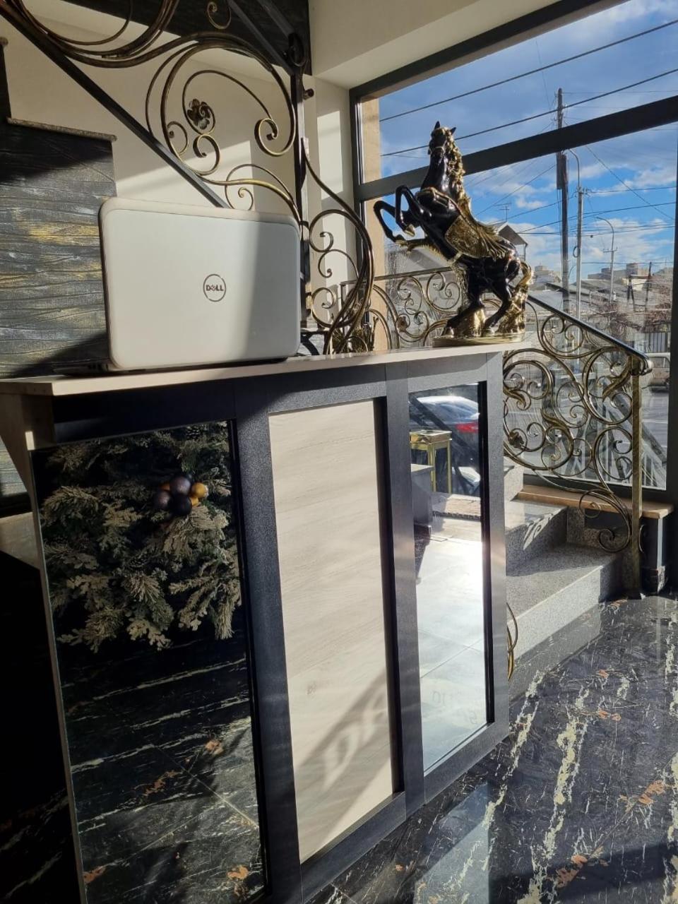 Day Inn Hotel Yerevan Bagian luar foto