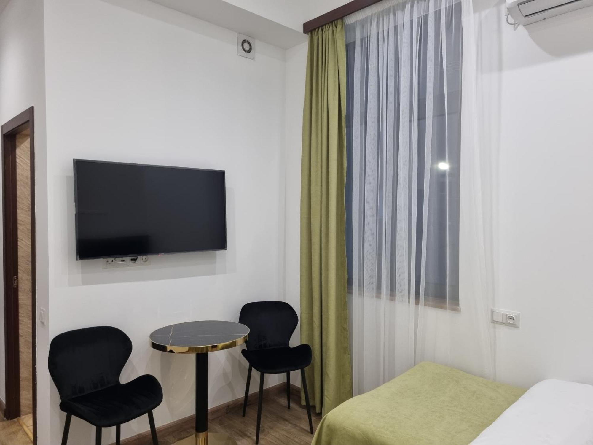 Day Inn Hotel Yerevan Bagian luar foto