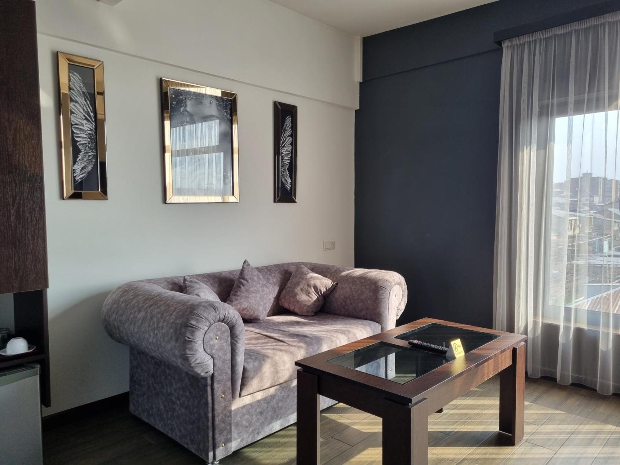 Day Inn Hotel Yerevan Bagian luar foto