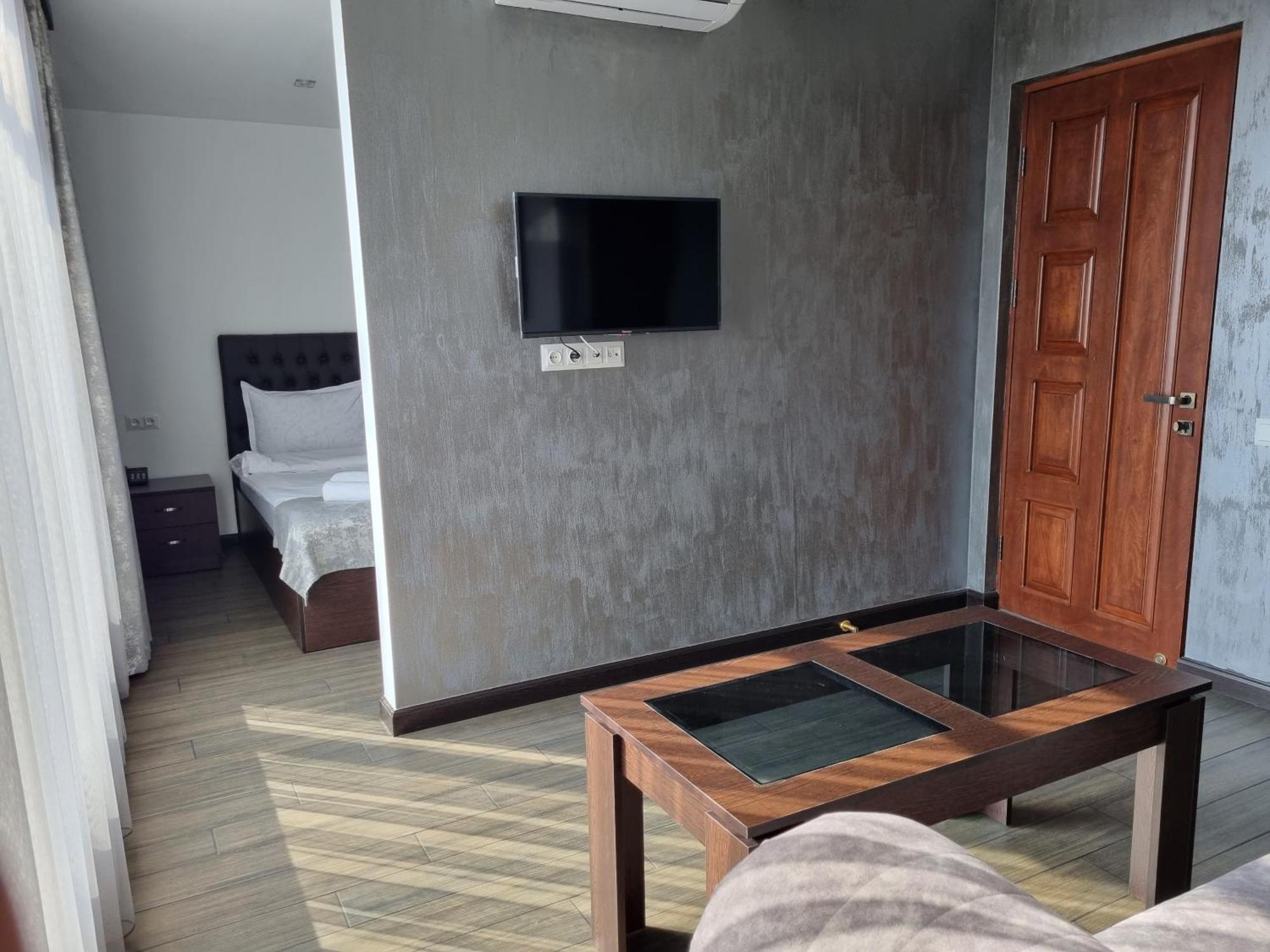 Day Inn Hotel Yerevan Bagian luar foto