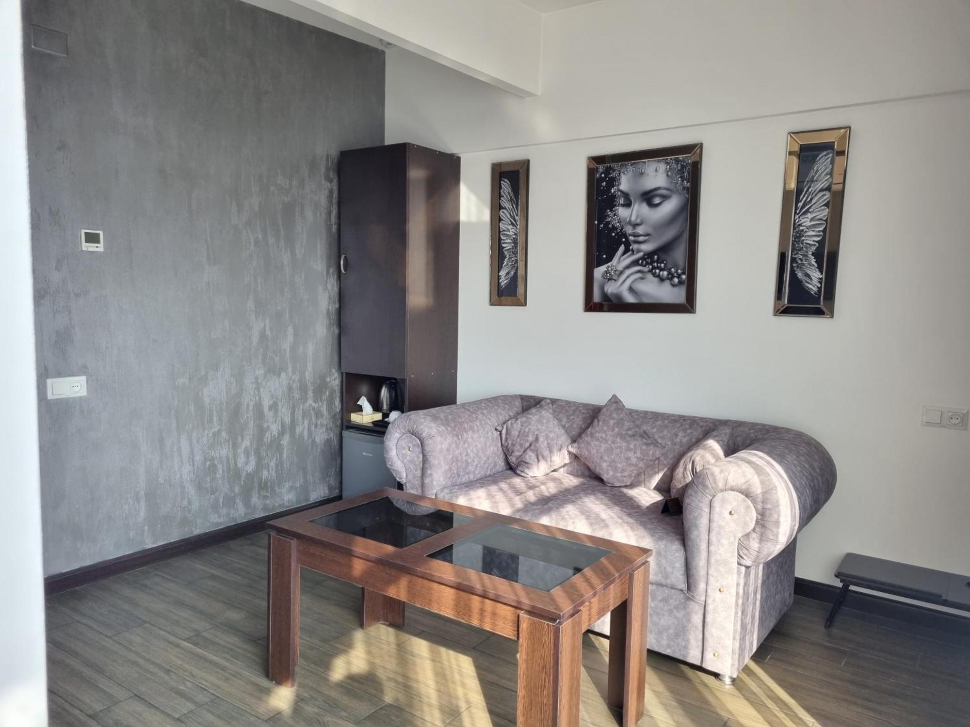Day Inn Hotel Yerevan Bagian luar foto