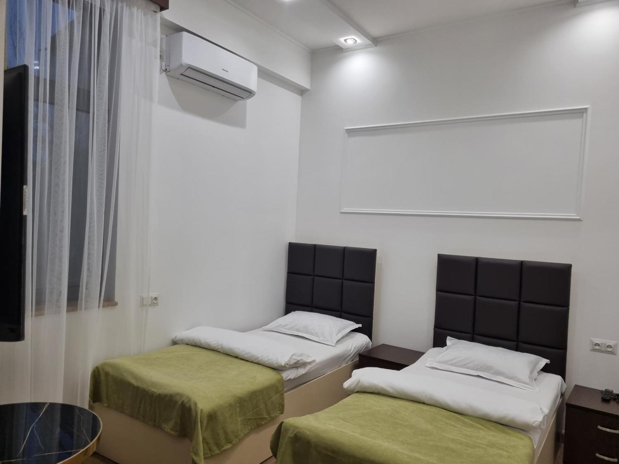 Day Inn Hotel Yerevan Bagian luar foto