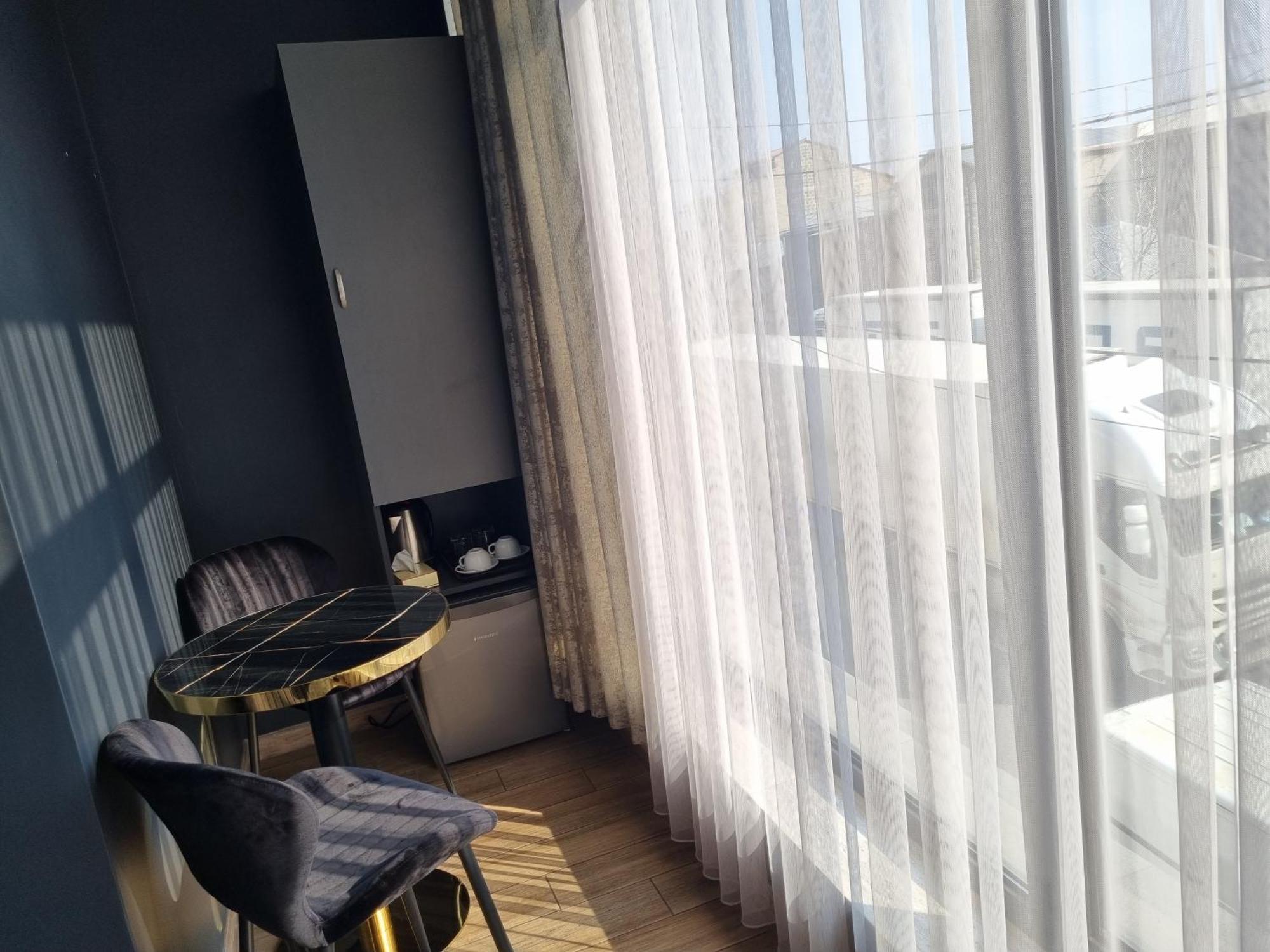 Day Inn Hotel Yerevan Bagian luar foto