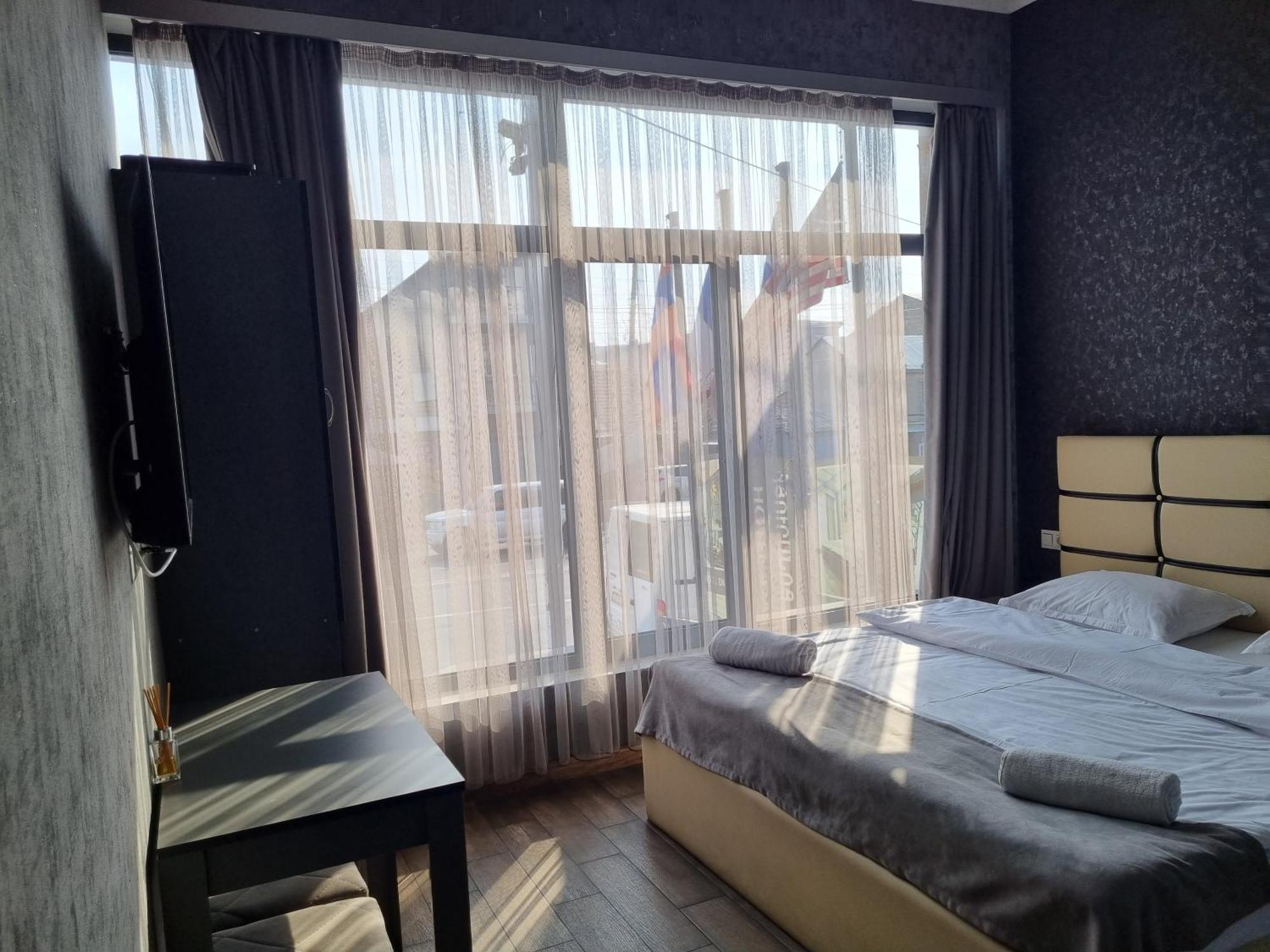 Day Inn Hotel Yerevan Bagian luar foto